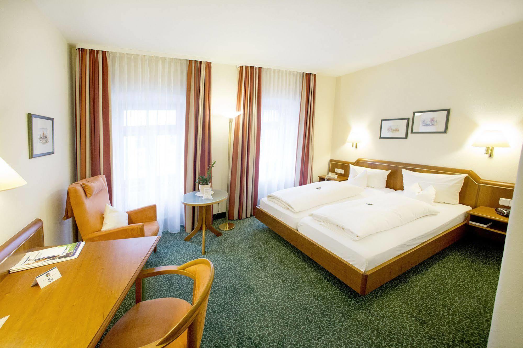 Veitshöchheim Hotel Weisses Lamm מראה חיצוני תמונה